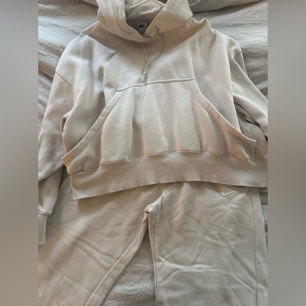 NIKE Cream Hoodie and Sweatpants Set